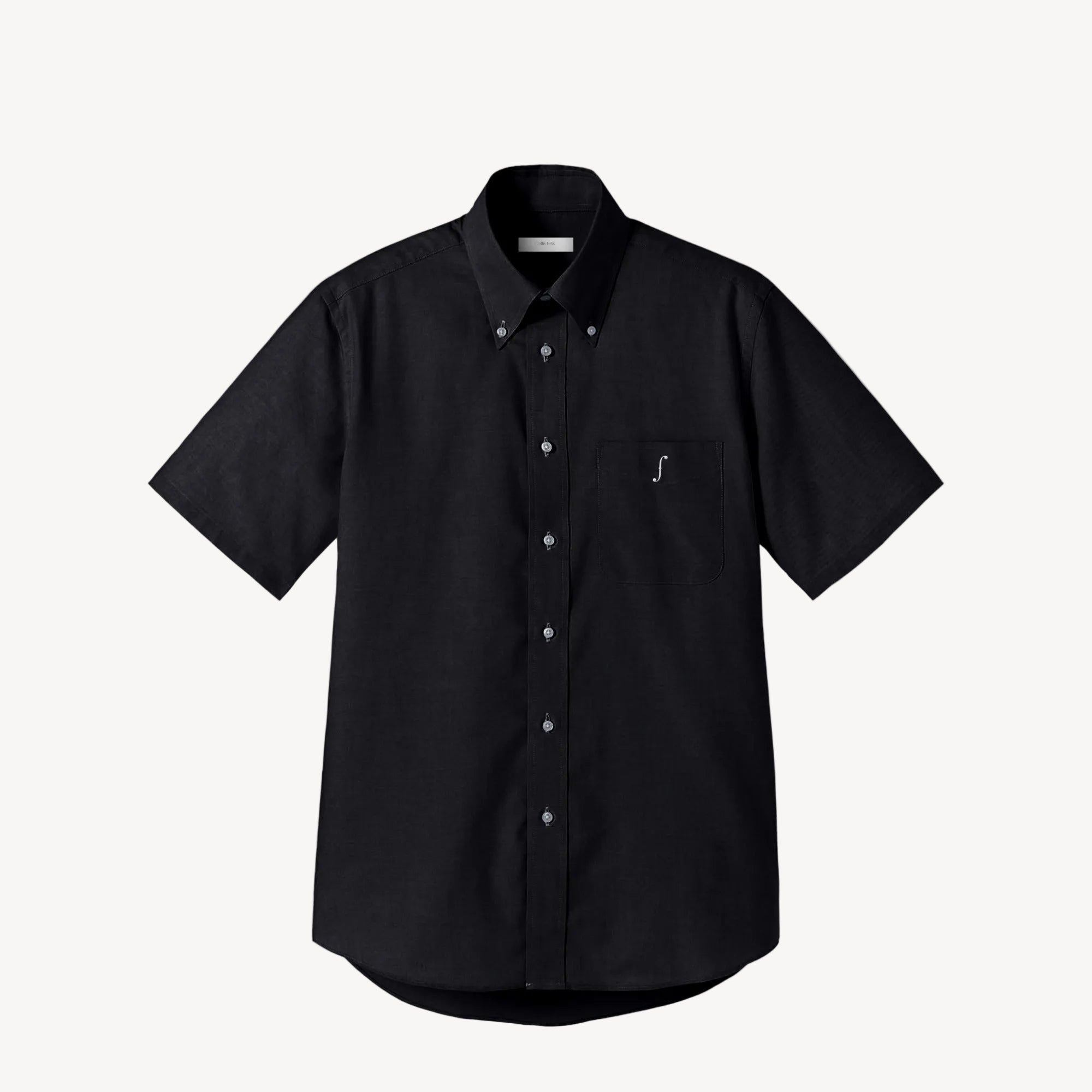 Collis Felixのブラックの半袖ボタンダウンシャツを正面から撮影した商品画像。左胸ポケットにホワイトのブランドロゴが入っている。