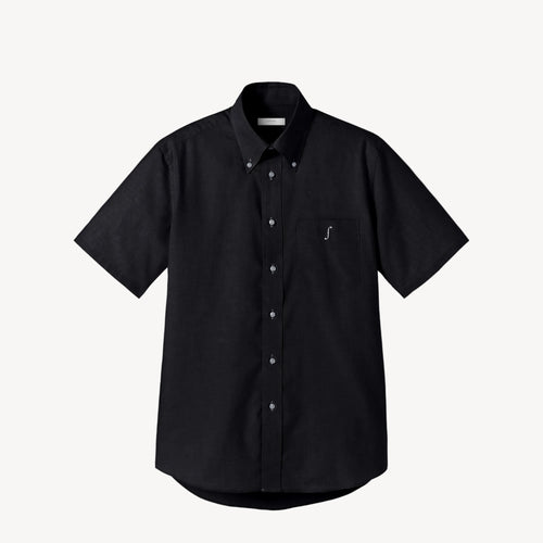 Collis Felixのブラックの半袖ボタンダウンシャツを正面から撮影した商品画像。左胸ポケットにホワイトのブランドロゴが入っている。