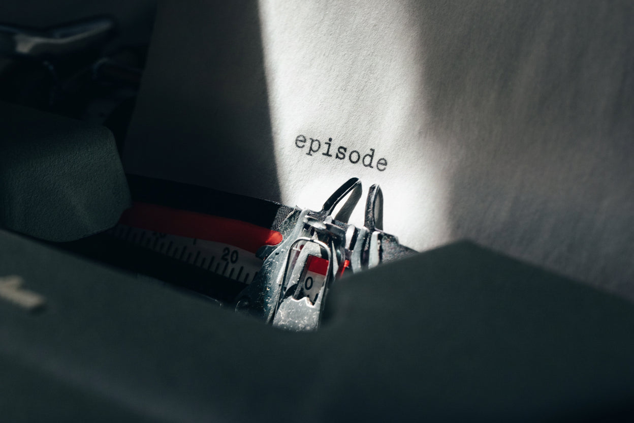 光の中でタイプライターに打たれた「episode」の文字