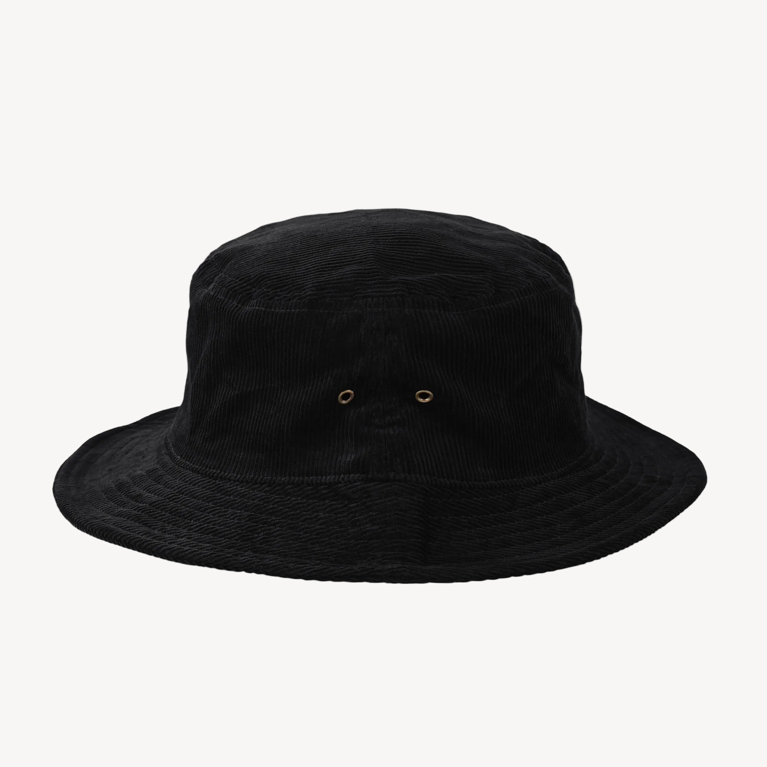 Collis Felixのブラックのコーデュロイバケットハットを背面から撮影した商品画像。ゴールドカラーの通気穴が付いている。