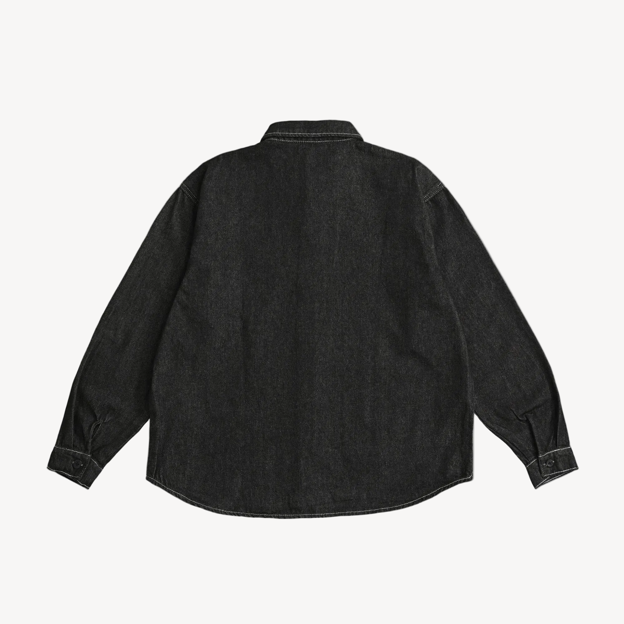 Collis Felixのブラックのデニムシャツを背面から撮影した商品画像。ロゴやプリントのないシンプルなデザイン。