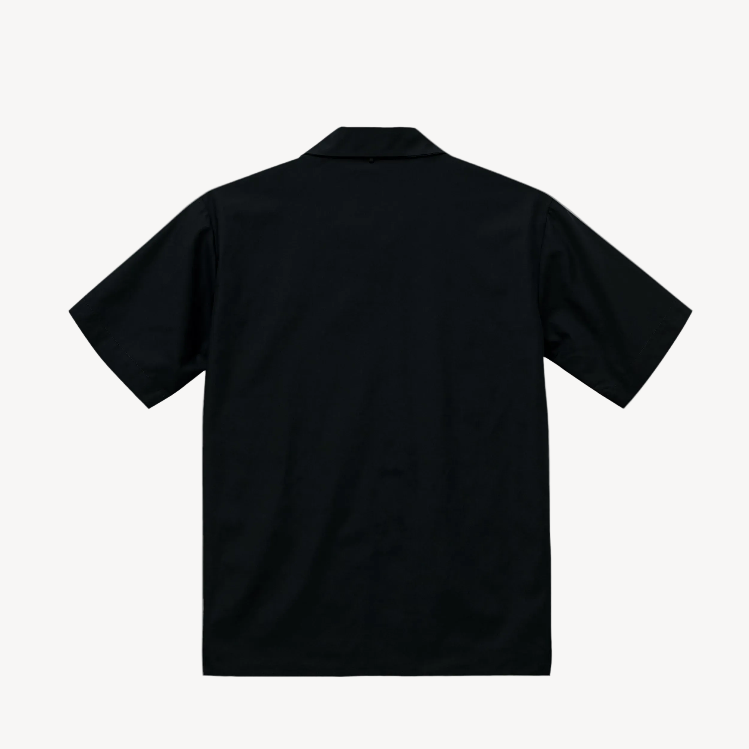 Collis Felixのブラックのオープンカラーシャツを背面から撮影した商品画像。ロゴやプリントのないシンプルなデザイン。