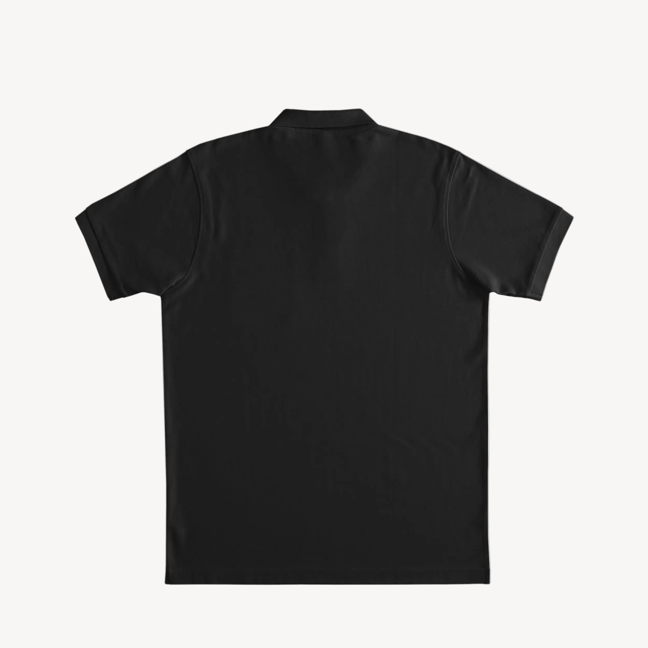 Collis Felixのブラックのポロシャツを背面から撮影した商品画像。ロゴやプリントのないシンプルなデザイン。