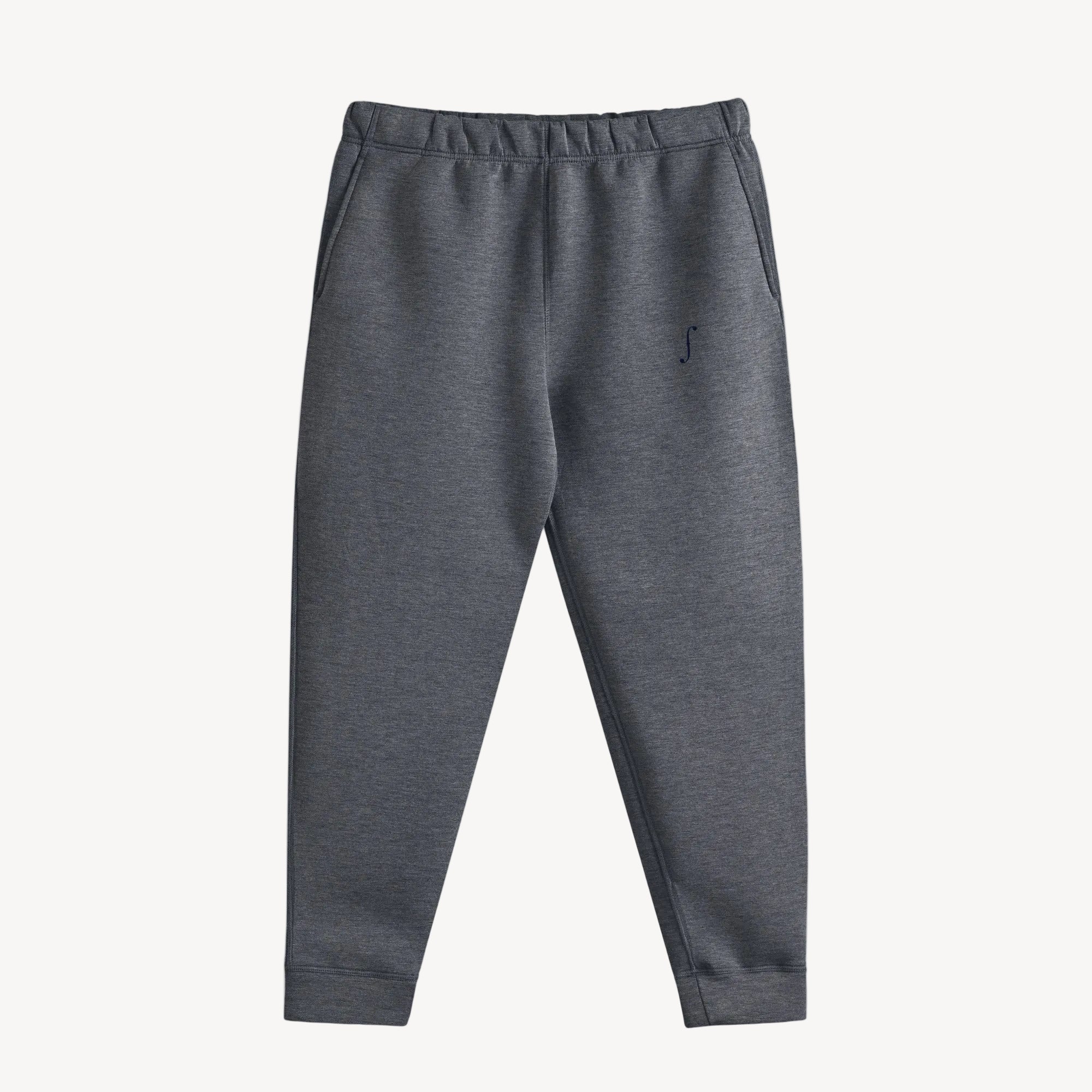 Collis Felix（コリス フィリックス）のチャコールグレーのダンボールニットストレッチパンツ。ウエストゴム、サイドポケット、左もものfロゴ、裾リブが見える正面の商品画像。