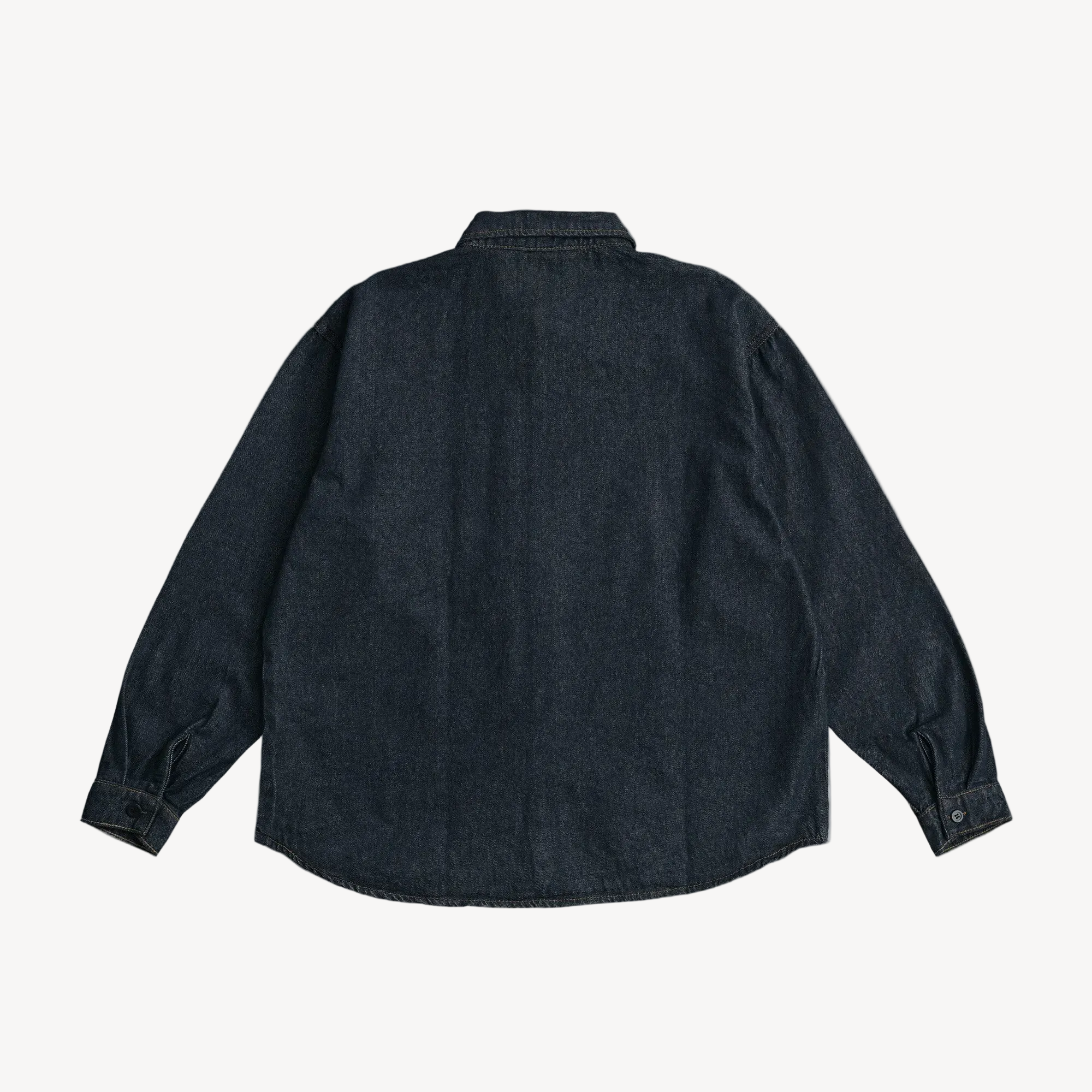 Collis Felixのインディゴのデニムシャツを背面から撮影した商品画像。ロゴやプリントのないシンプルなデザイン。