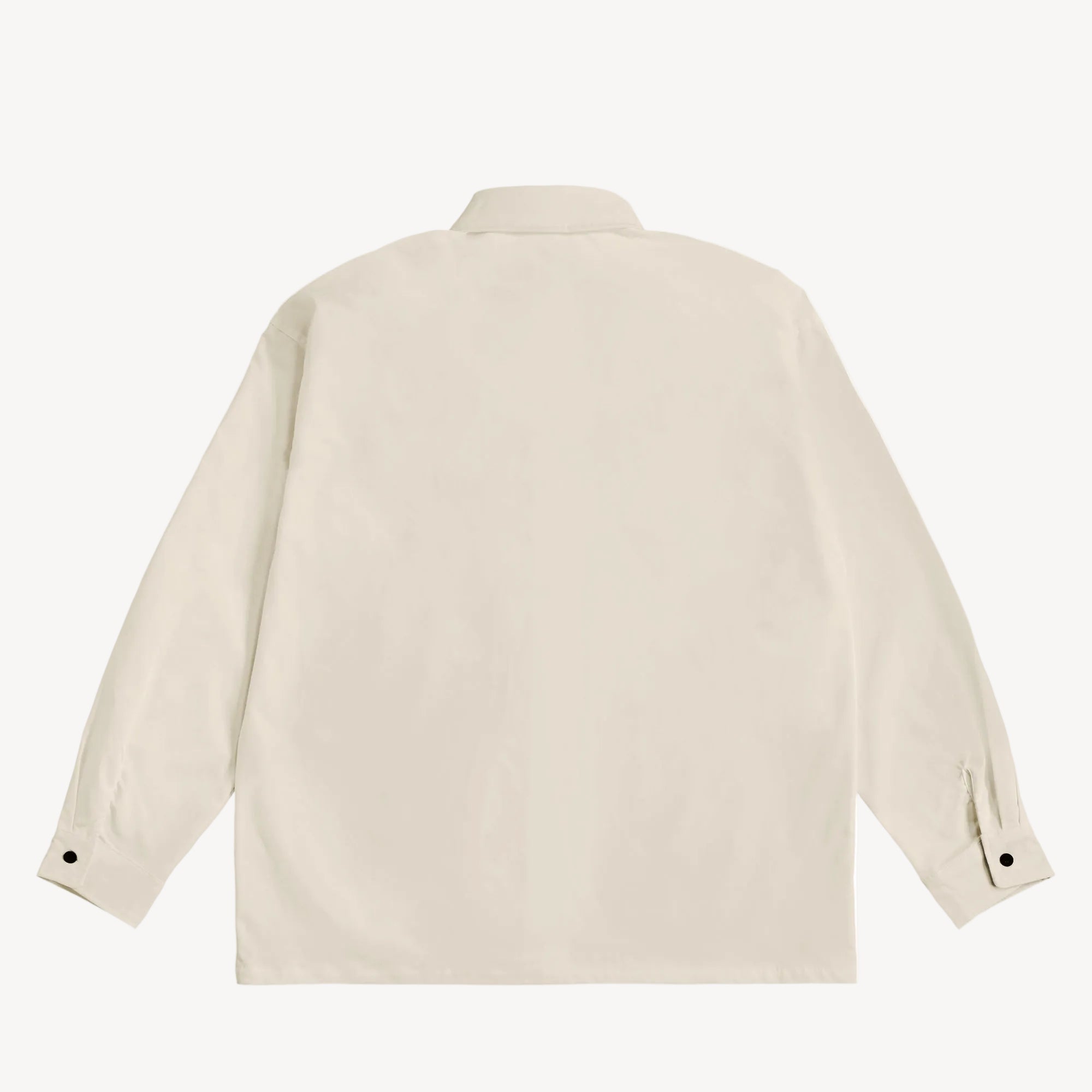 Collis Felixのアイボリーのロングスリーブシャツを背面から撮影した商品画像。ロゴやプリントのないシンプルなデザイン。