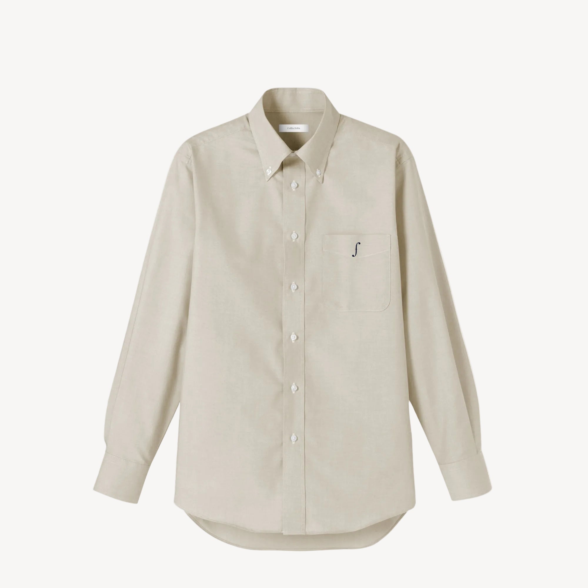Collis Felixのベージュの長袖ボタンダウンシャツを正面から撮影した商品画像。左胸ポケットにネイビーのブランドロゴが入っている。
