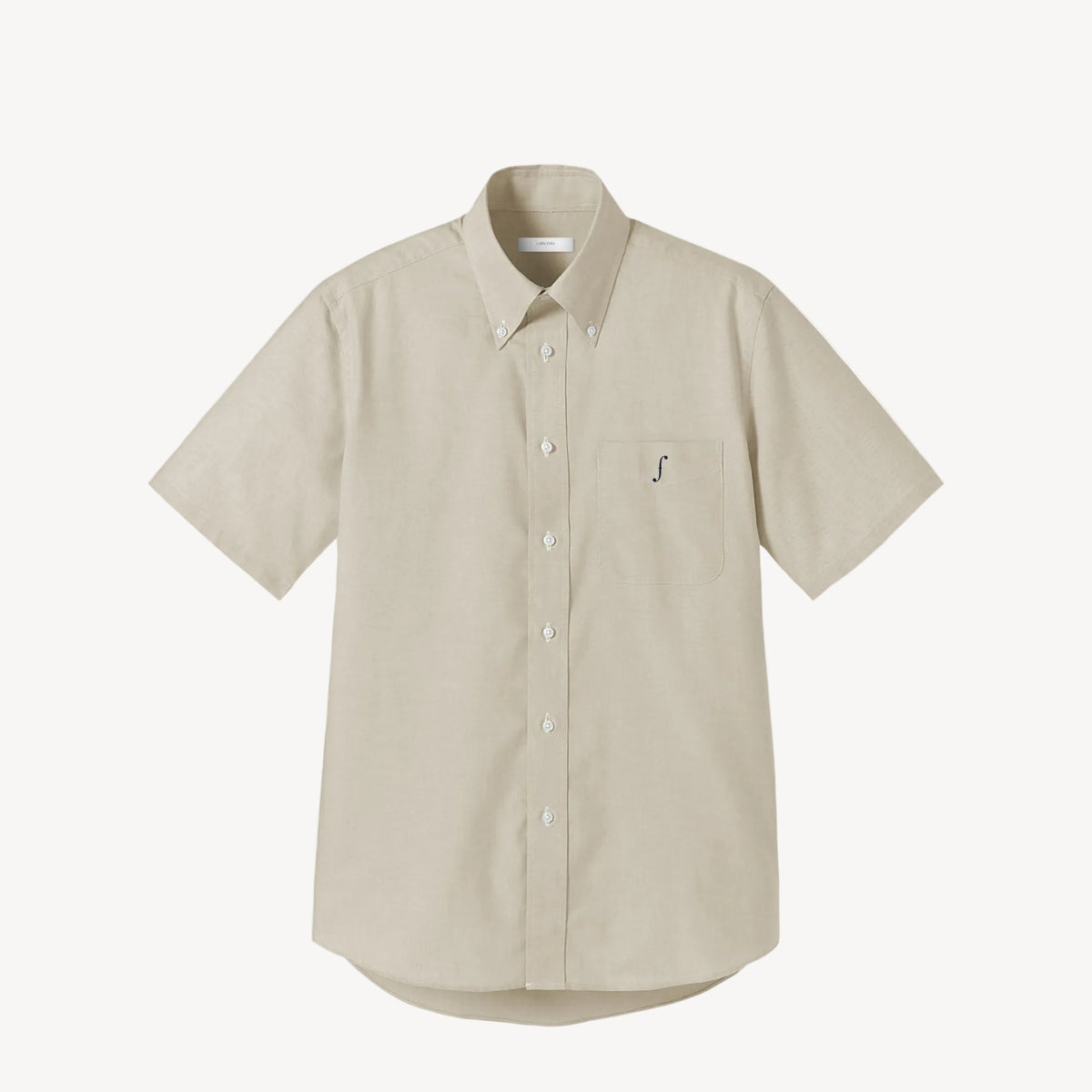Collis Felixのベージュの半袖ボタンダウンシャツを正面から撮影した商品画像。左胸ポケットにネイビーのブランドロゴが入っている。