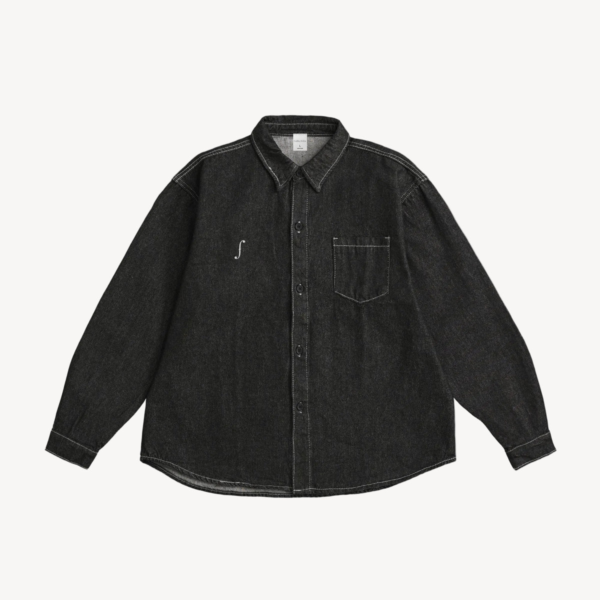 Collis Felixのブラックのデニムシャツを正面から撮影した商品画像。胸元にブランドロゴとポケットがあり、ホワイトのステッチがアクセントになっている。