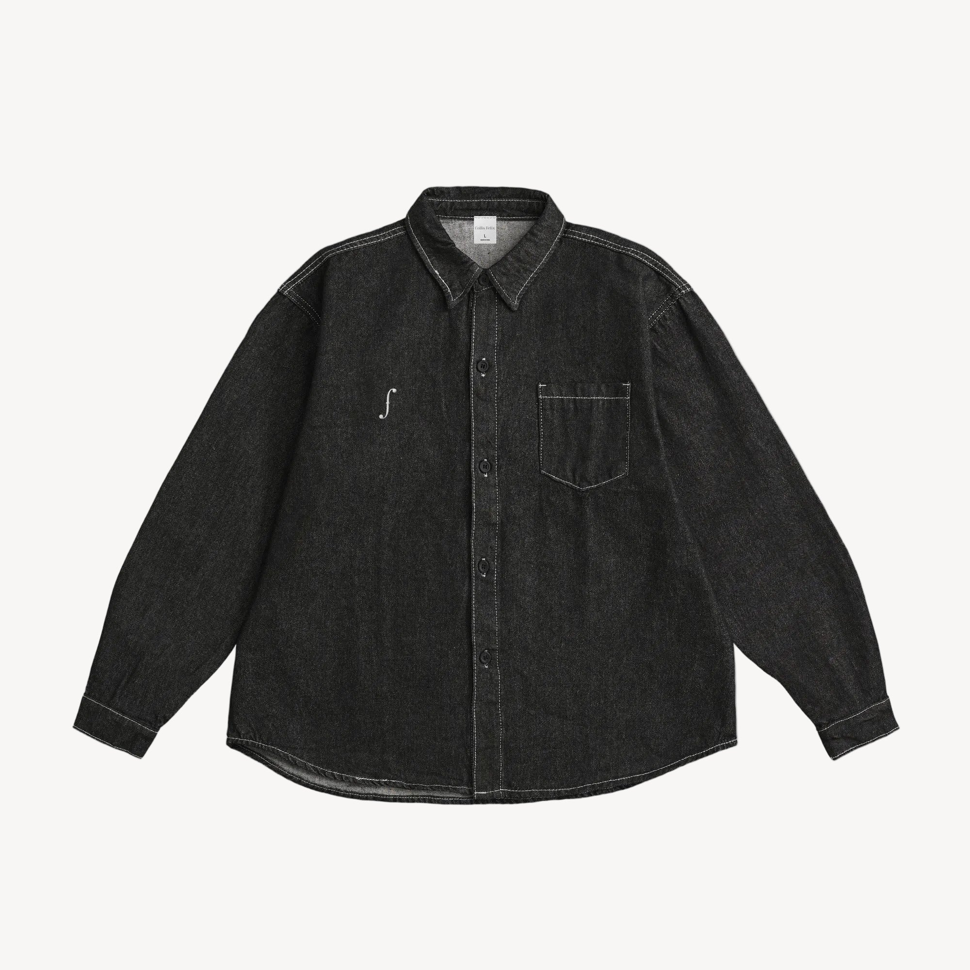 Collis Felixのブラックのデニムシャツを正面から撮影した商品画像。胸元にブランドロゴとポケットがあり、ホワイトのステッチがアクセントになっている。