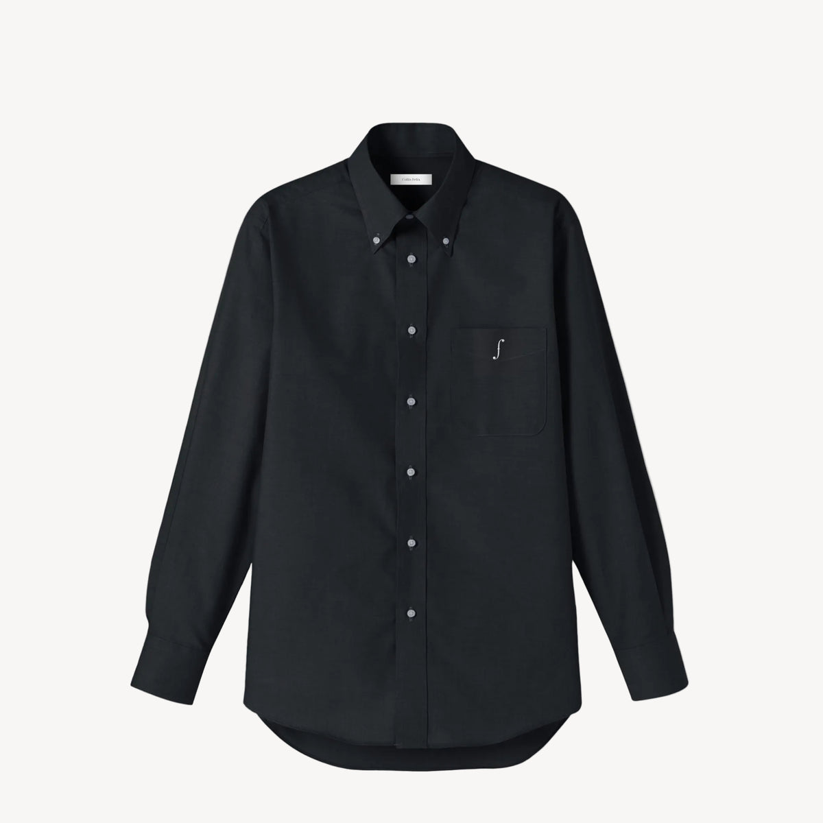 Collis Felixのブラックの長袖ボタンダウンシャツを正面から撮影した商品画像。左胸ポケットにホワイトのブランドロゴが入っている。