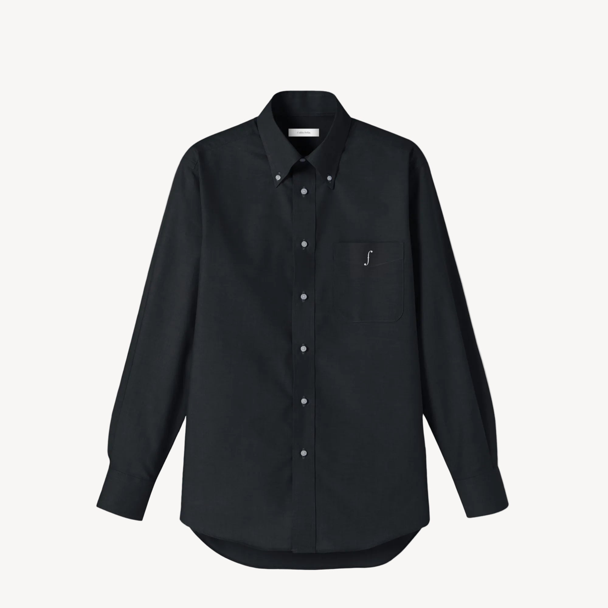 Collis Felixのブラックの長袖ボタンダウンシャツを正面から撮影した商品画像。左胸ポケットにホワイトのブランドロゴが入っている。