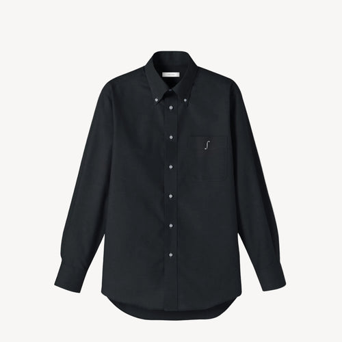 Collis Felixのブラックの長袖ボタンダウンシャツを正面から撮影した商品画像。左胸ポケットにホワイトのブランドロゴが入っている。