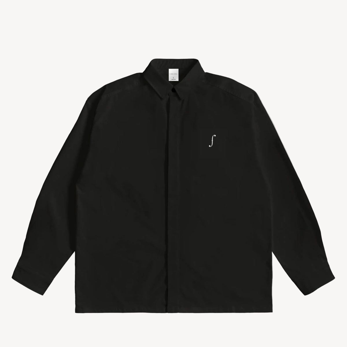 Collis Felixのブラックのロングスリーブシャツを正面から撮影した商品画像。左胸にホワイトのブランドロゴが入っている。