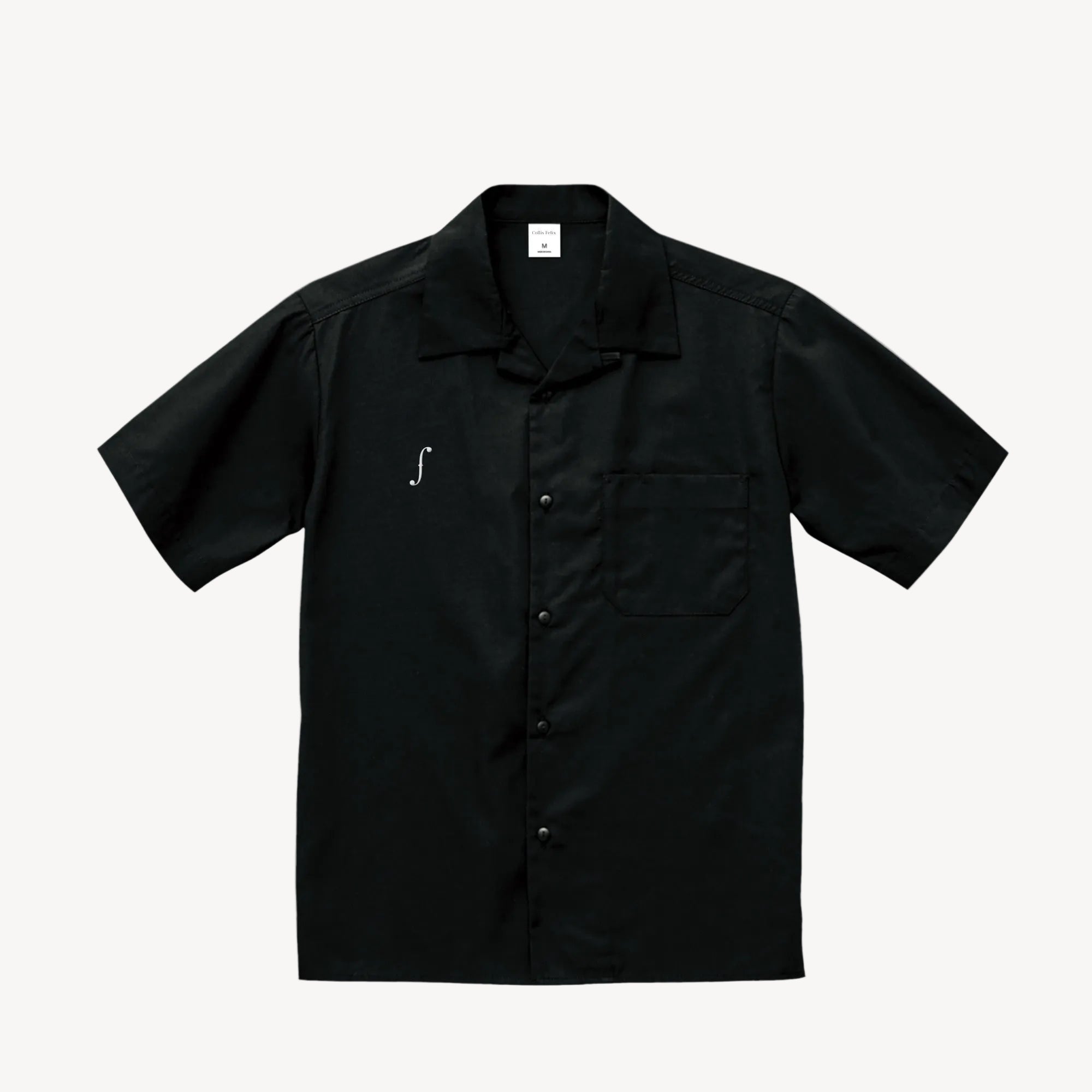 Collis Felixのブラックのオープンカラーシャツを正面から撮影した商品画像。胸元にブランドロゴとポケットがあり、フロントにボタンが並んでいる。