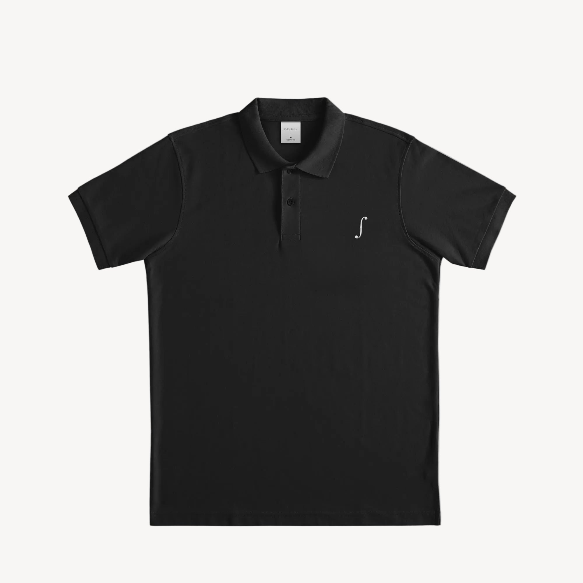 Collis Felixのブラックのポロシャツを正面から撮影した商品画像。左胸にホワイトのブランドロゴが入っている。