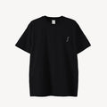 Collis FelixのブラックのTシャツを正面から撮影した商品画像。左胸にホワイトのブランドロゴが入っている。