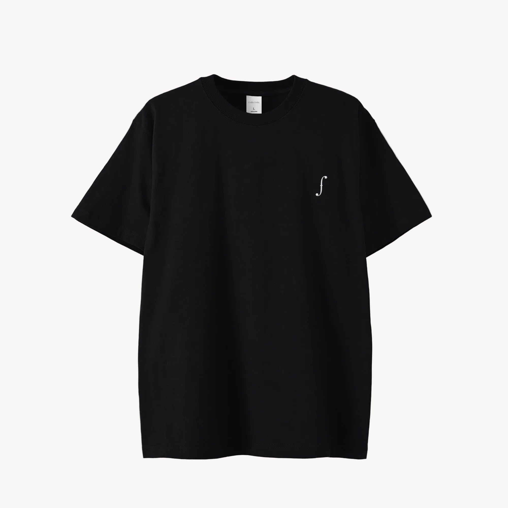 Collis FelixのブラックのTシャツを正面から撮影した商品画像。左胸にホワイトのブランドロゴが入っている。