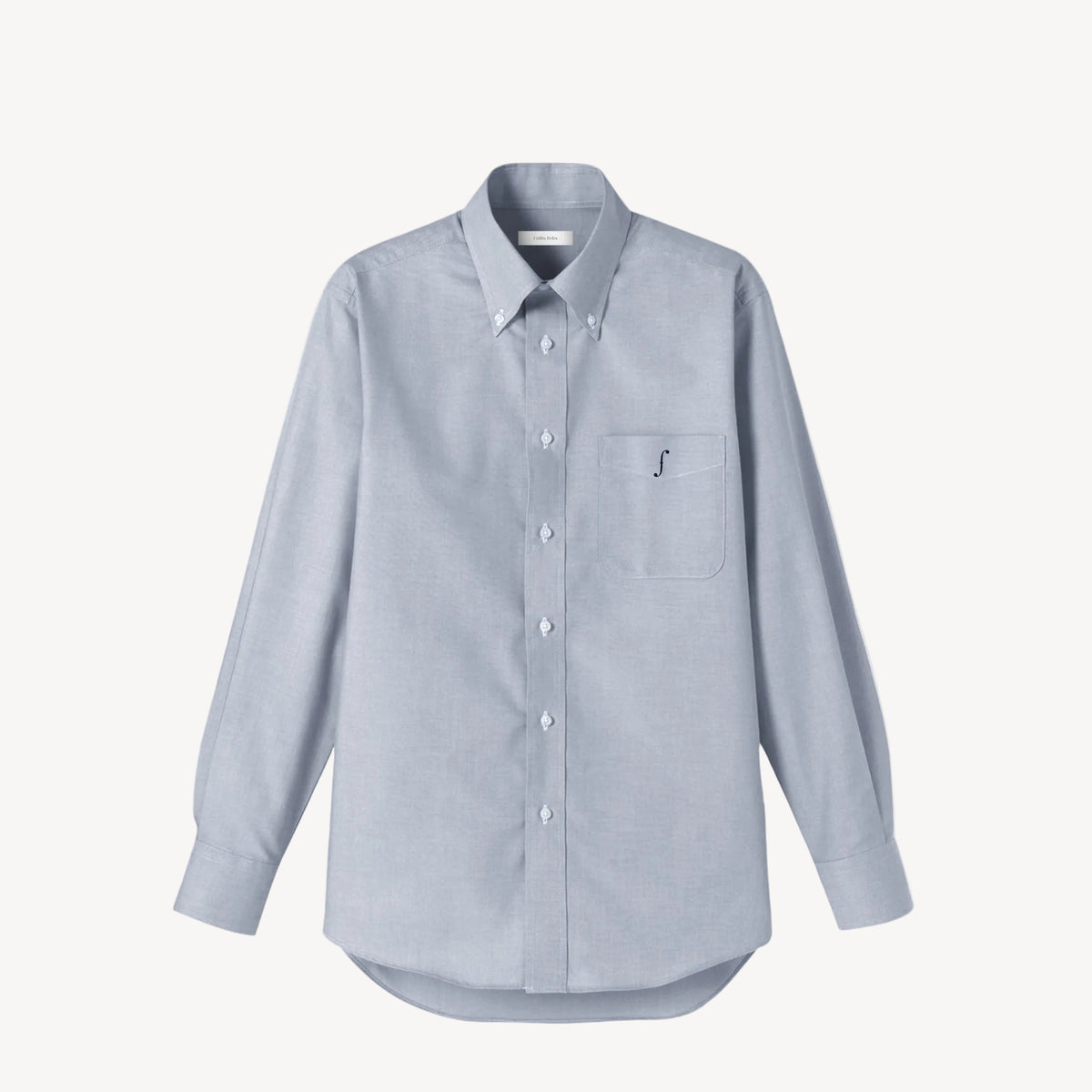 Collis Felixのグレーの長袖ボタンダウンシャツを正面から撮影した商品画像。左胸ポケットにネイビーのブランドロゴが入っている。