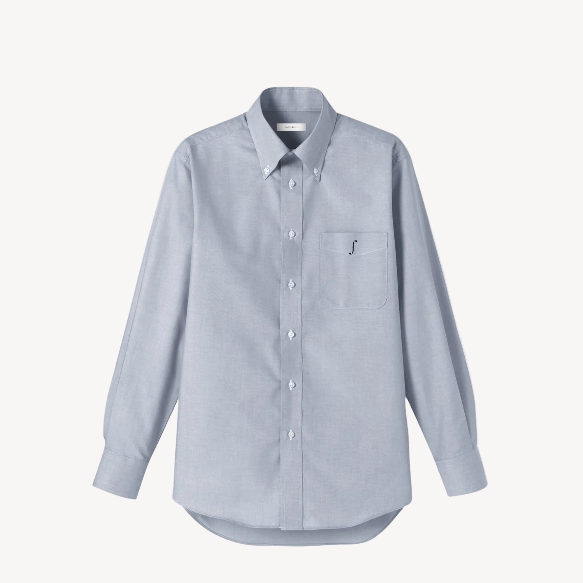 Collis Felixのグレーの長袖ボタンダウンシャツを正面から撮影した商品画像。左胸ポケットにネイビーのブランドロゴが入っている。