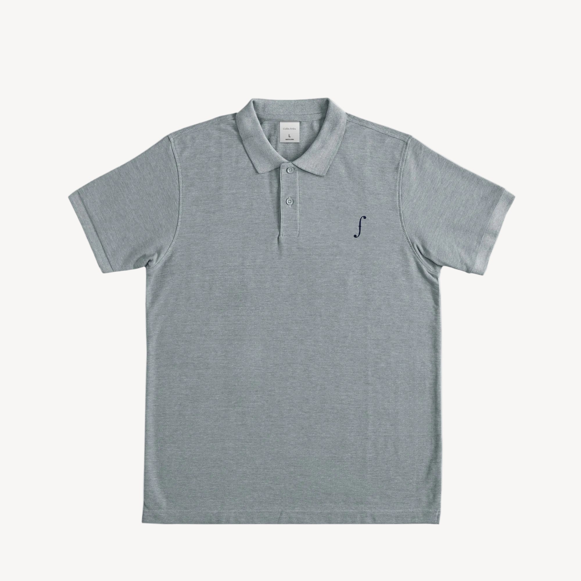 Collis Felixのグレーのポロシャツを正面から撮影した商品画像。左胸にネイビーのブランドロゴが入っている。