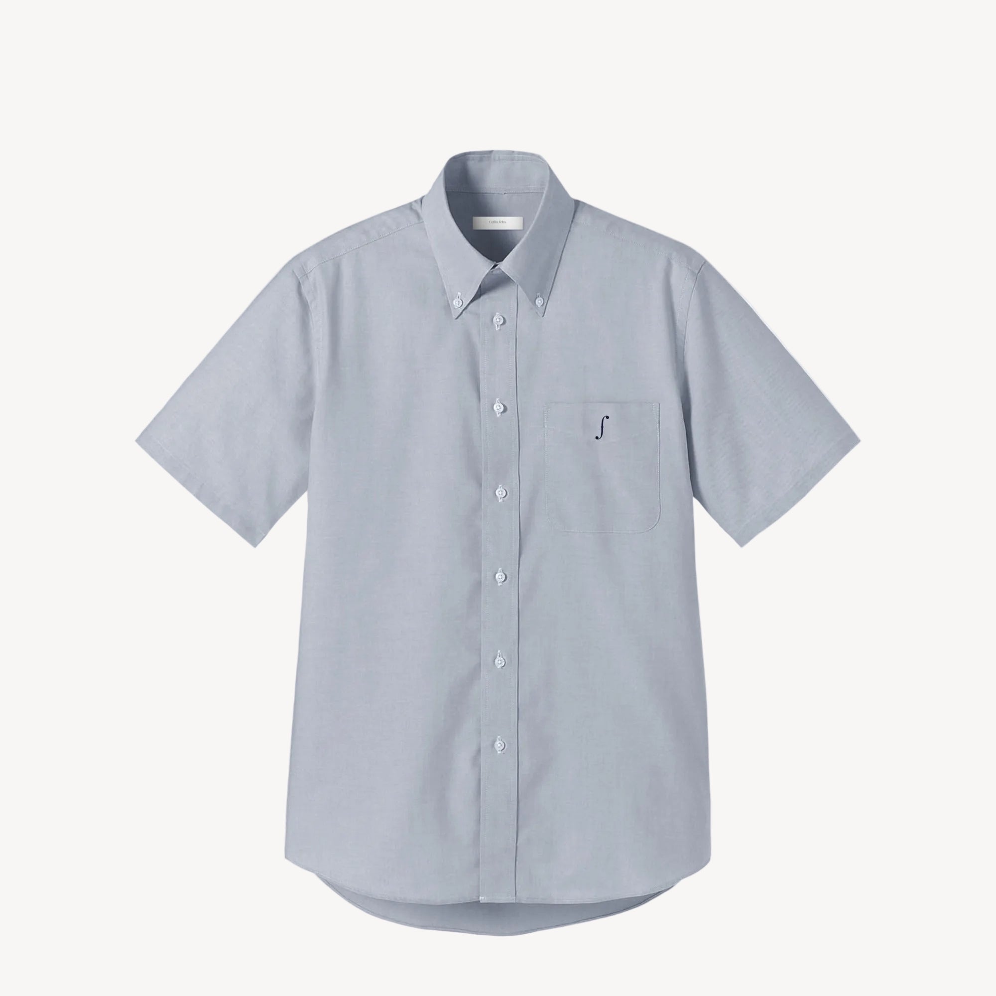 Collis Felixのグレーの半袖ボタンダウンシャツを正面から撮影した商品画像。左胸ポケットにネイビーのブランドロゴが入っている。