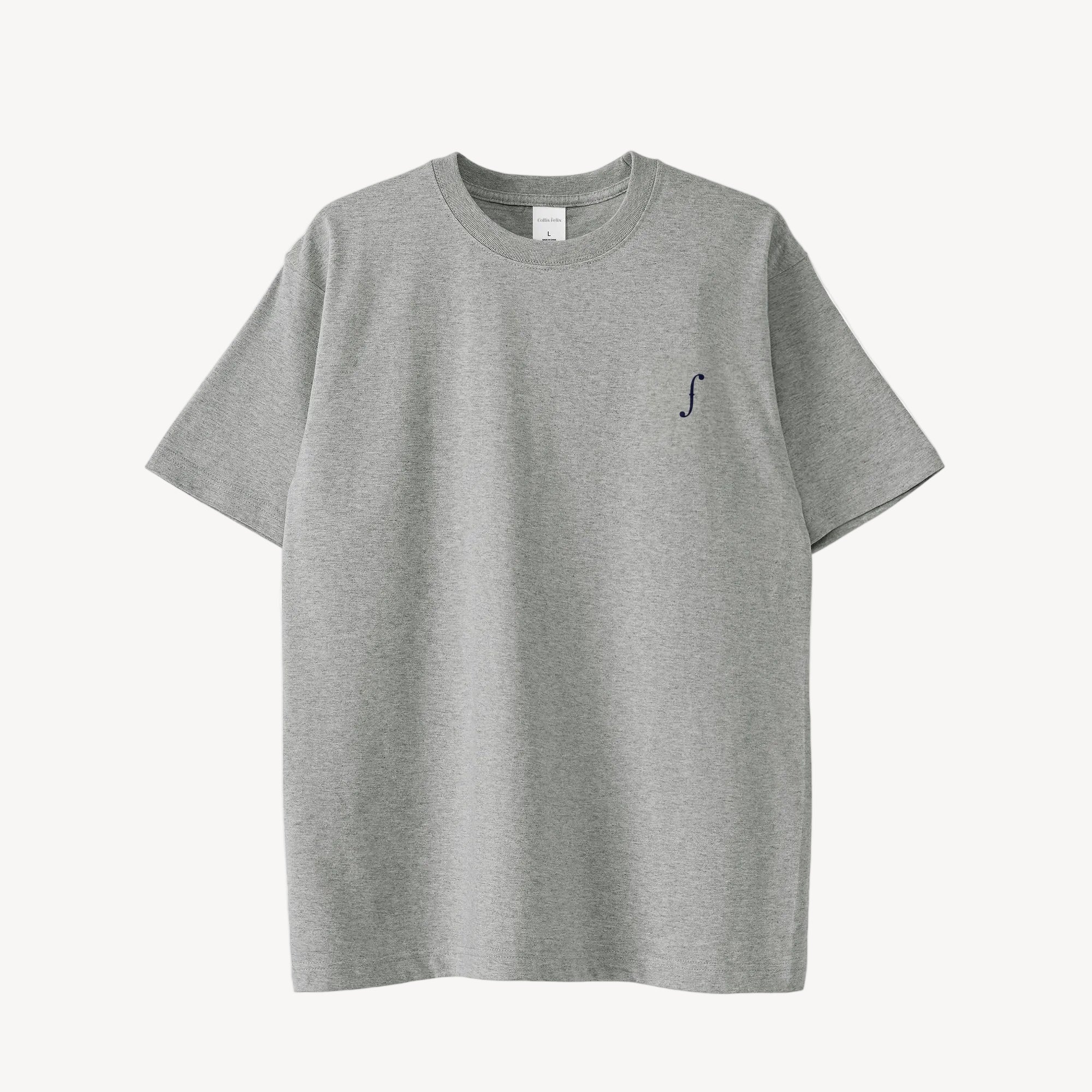 Collis FelixのグレーのTシャツを正面から撮影した商品画像。左胸にネイビーのブランドロゴが入っている。