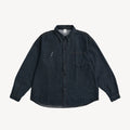 Collis Felixのインディゴのデニムシャツを正面から撮影した商品画像。胸元にブランドロゴとポケットがあり、ステッチがアクセントになっている。