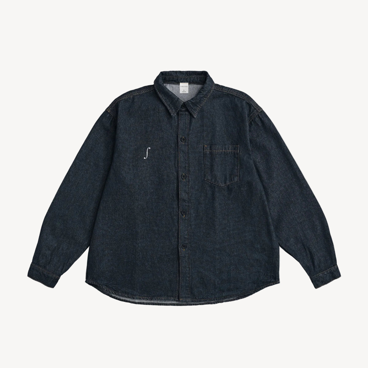 Collis Felixのインディゴのデニムシャツを正面から撮影した商品画像。胸元にブランドロゴとポケットがあり、ステッチがアクセントになっている。