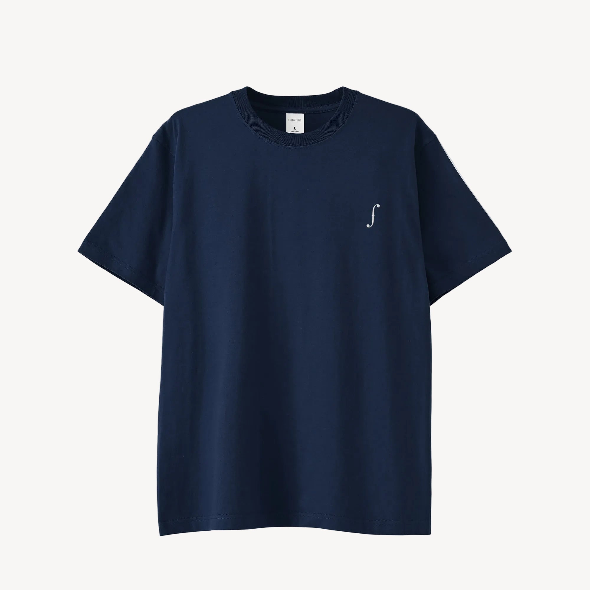 Collis FelixのインディゴのTシャツを正面から撮影した商品画像。左胸にホワイトのブランドロゴが入っている。