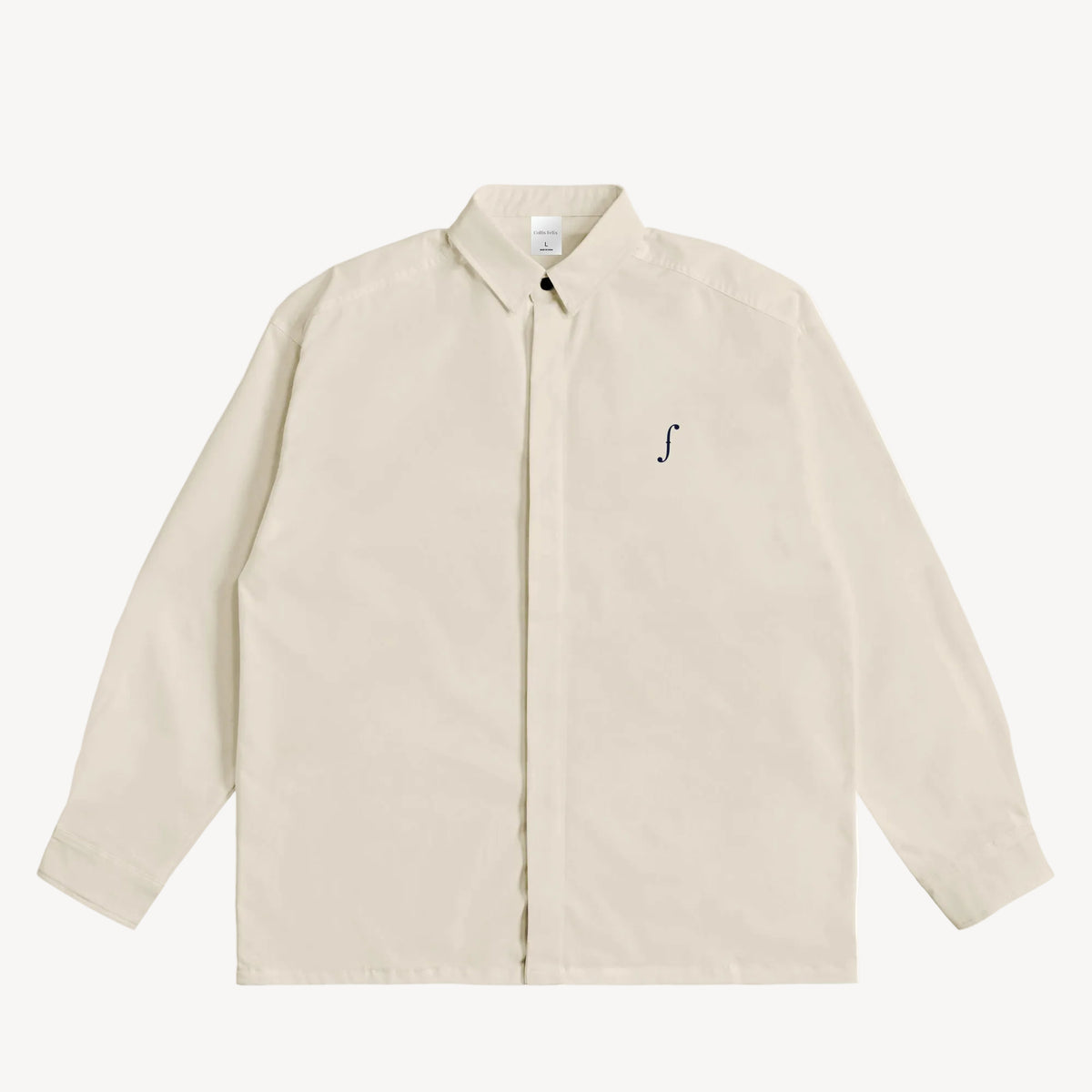 Collis Felixのアイボリーのロングスリーブシャツを正面から撮影した商品画像。左胸にネイビーのブランドロゴが入っている。