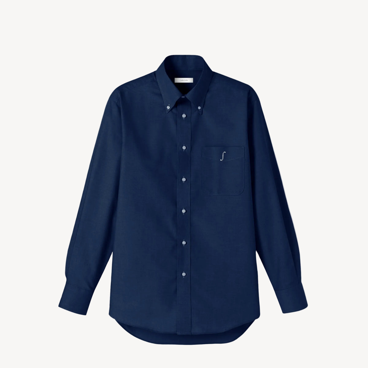 Collis Felixのネイビーの長袖ボタンダウンシャツを正面から撮影した商品画像。左胸ポケットにホワイトのブランドロゴが入っている。