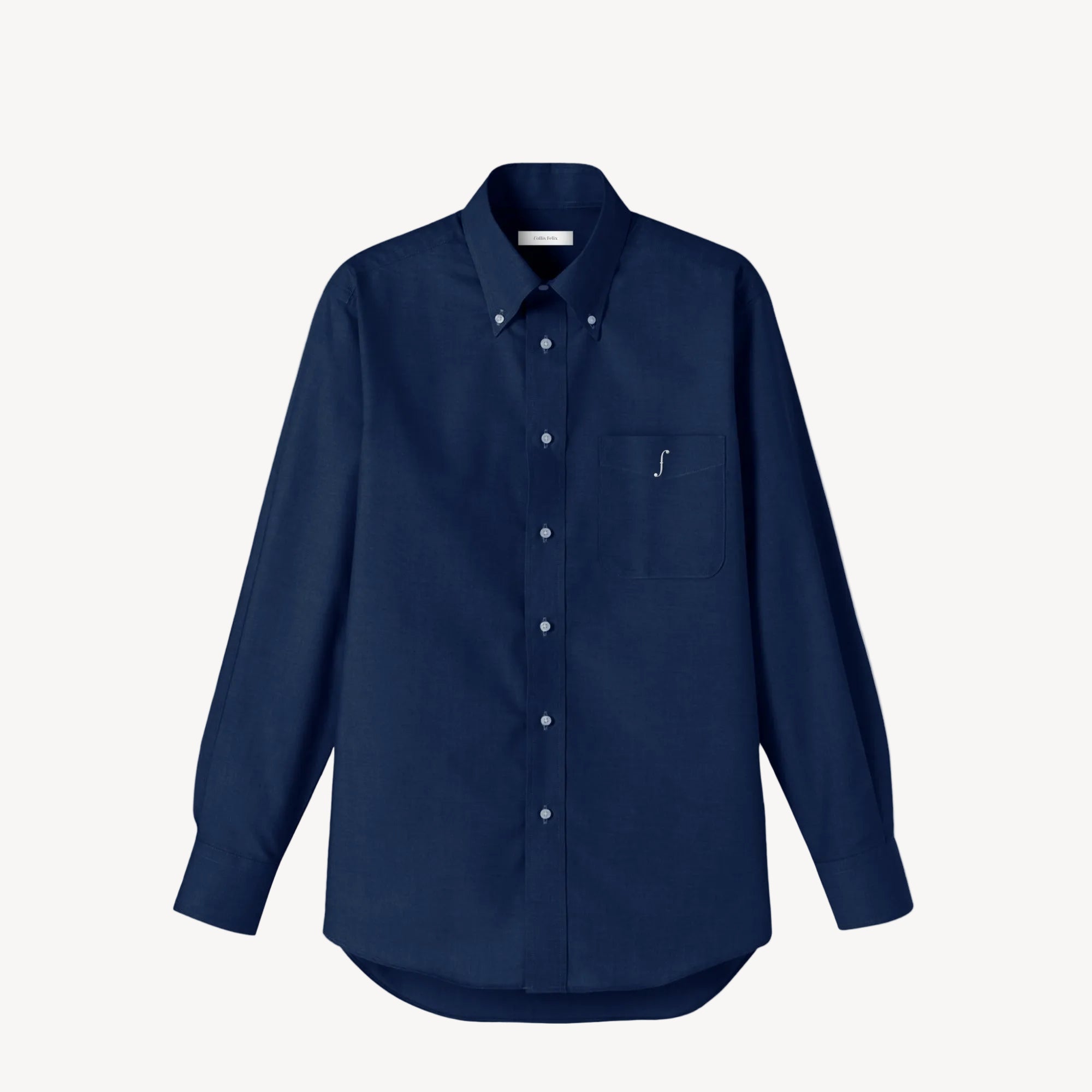 Collis Felixのネイビーの長袖ボタンダウンシャツを正面から撮影した商品画像。左胸ポケットにホワイトのブランドロゴが入っている。