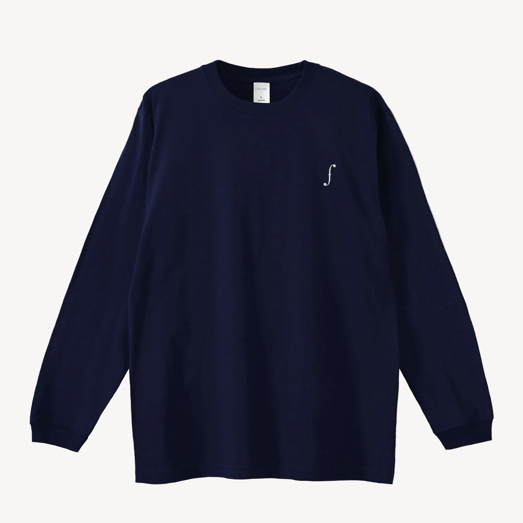 Collis FelixのネイビーのロングスリーブTシャツを正面から撮影した商品画像。左胸にホワイトのブランドロゴが入っている。