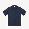 Collis Felixのネイビーのオープンカラーシャツを正面から撮影した商品画像。胸元にブランドロゴとポケットがあり、フロントにボタンが並んでいる。