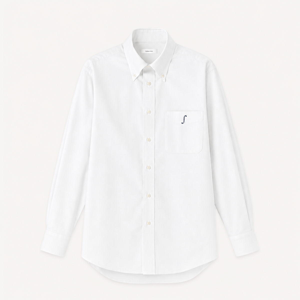 Collis Felixのホワイトの長袖ボタンダウンシャツを正面から撮影した商品画像。左胸ポケットにネイビーのブランドロゴが入っている。