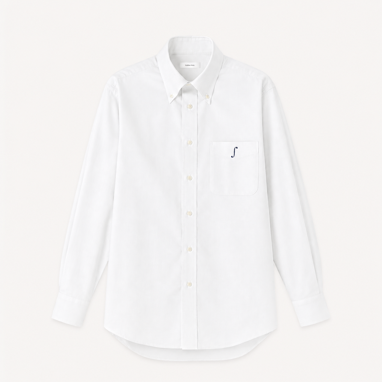 Collis Felixのホワイトの長袖ボタンダウンシャツを正面から撮影した商品画像。左胸ポケットにネイビーのブランドロゴが入っている。