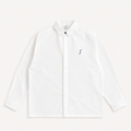Collis Felixのホワイトのロングスリーブシャツを正面から撮影した商品画像。左胸にネイビーのブランドロゴが入っている。