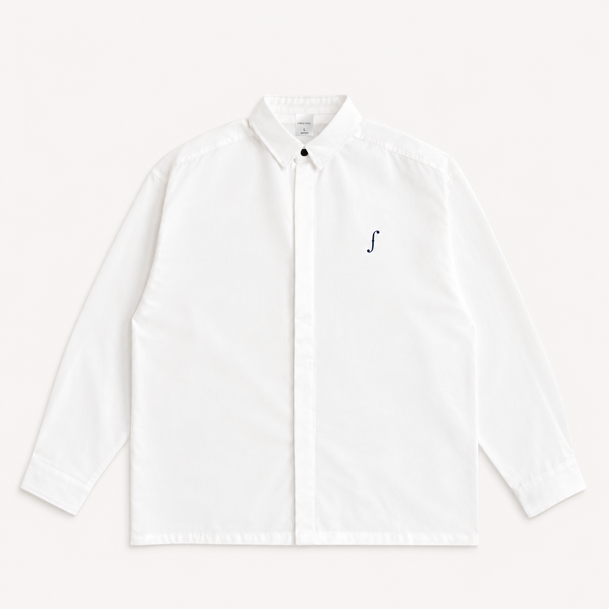 Collis Felixのホワイトのロングスリーブシャツを正面から撮影した商品画像。左胸にネイビーのブランドロゴが入っている。