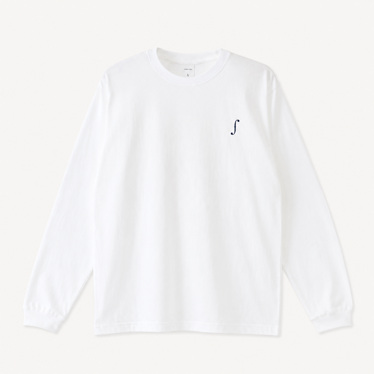 Collis FelixのホワイトのロングスリーブTシャツを正面から撮影した商品画像。左胸にネイビーのブランドロゴが入っている。