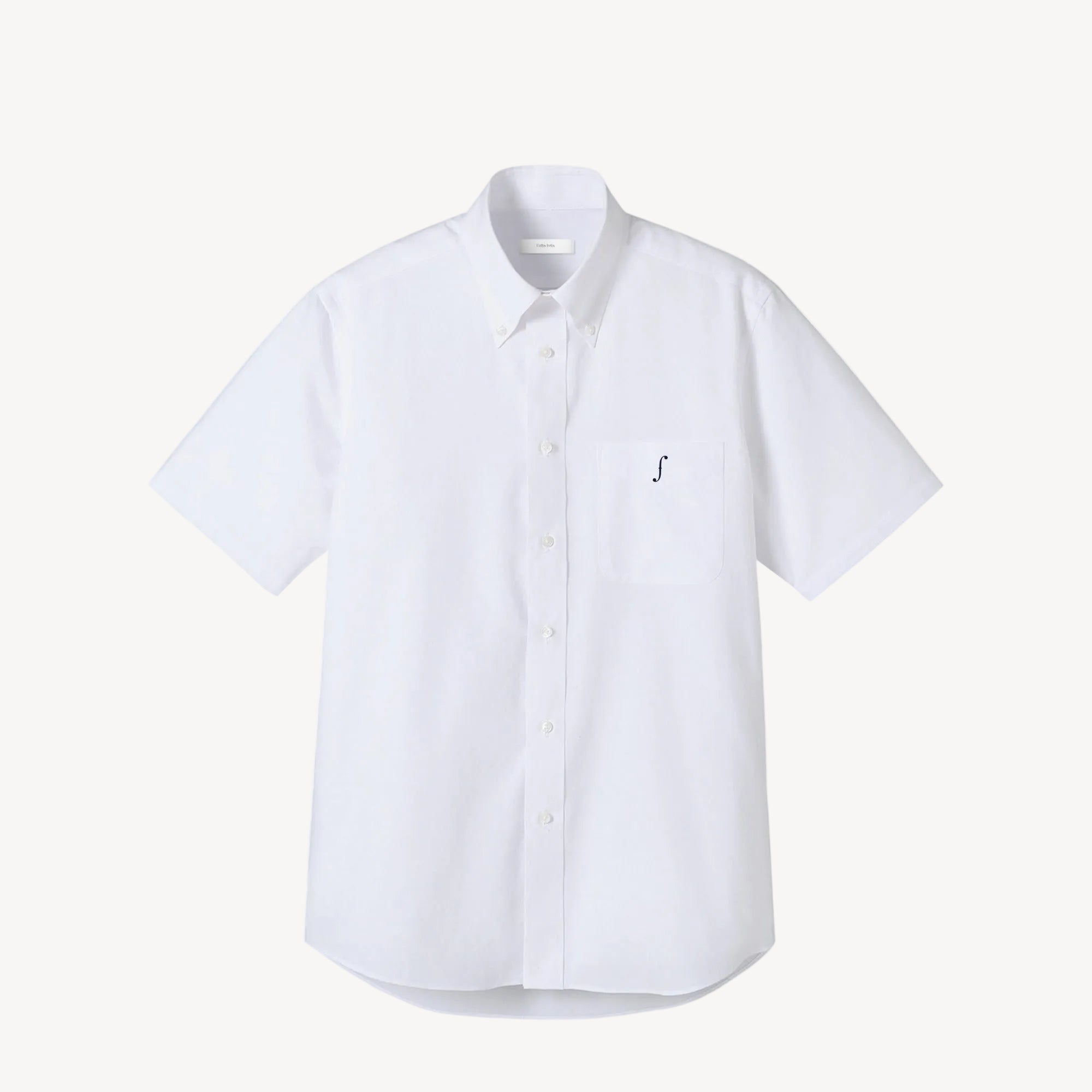 Collis Felixのホワイトの半袖ボタンダウンシャツを正面から撮影した商品画像。左胸ポケットにネイビーのブランドロゴが入っている。