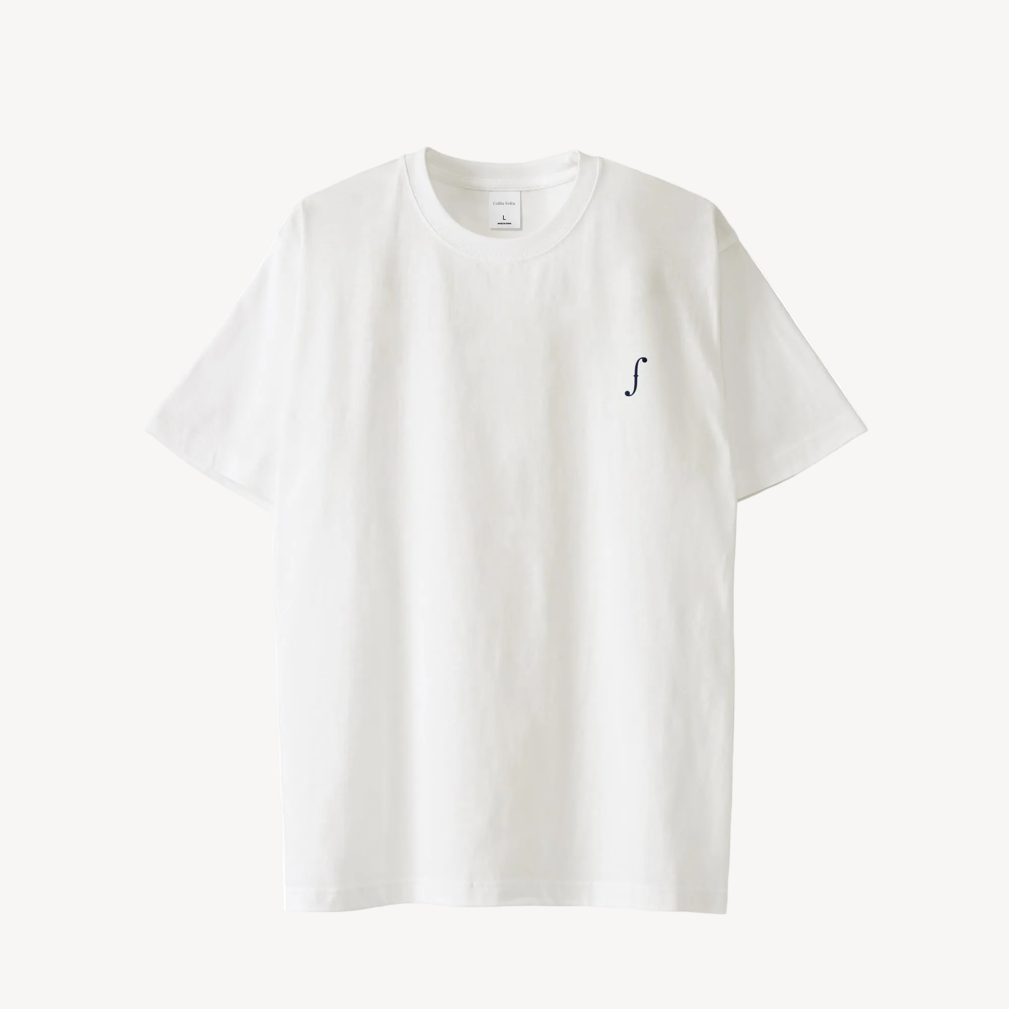 Collis FelixのホワイトのTシャツを正面から撮影した商品画像。左胸にネイビーのブランドロゴが入っている。
