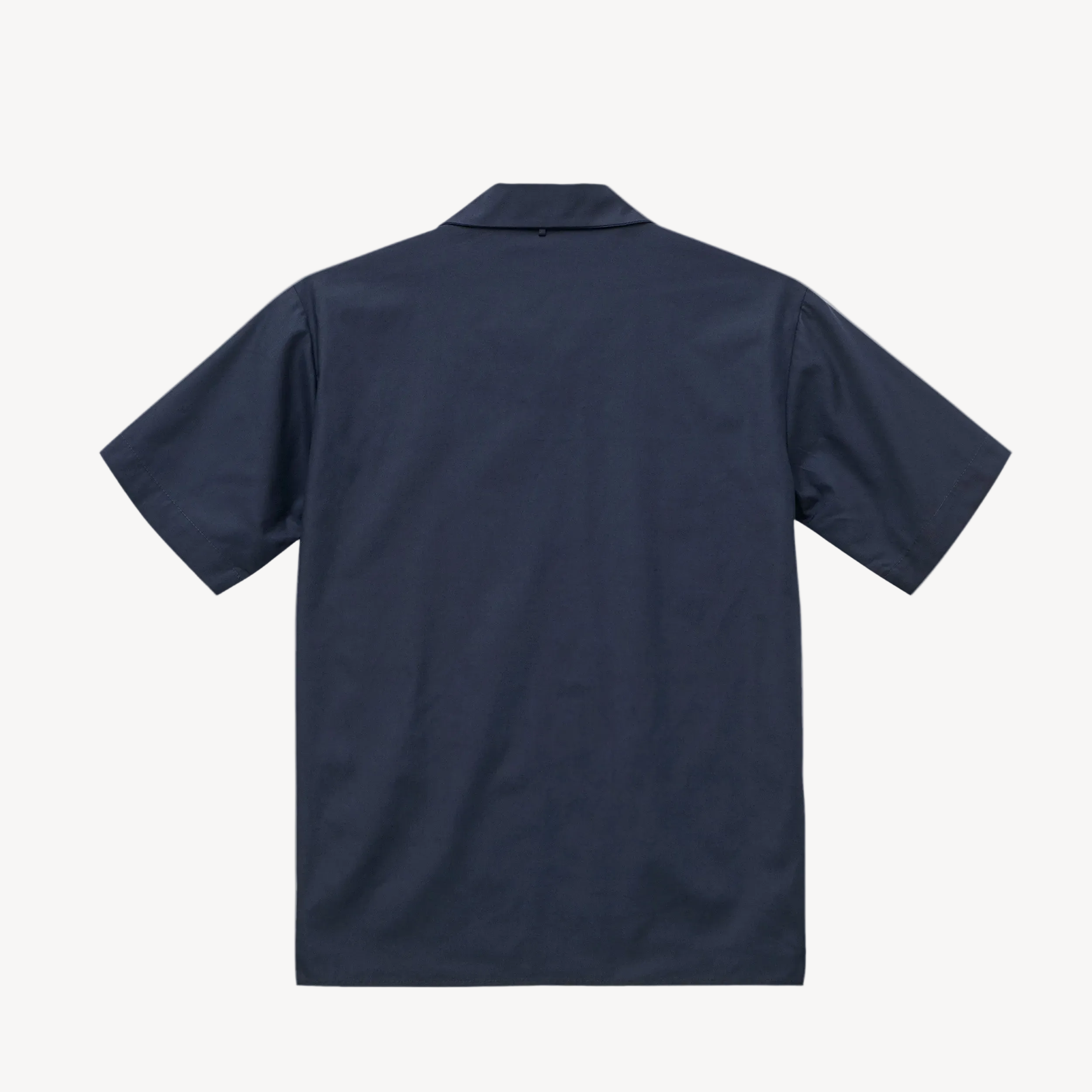 Collis Felixのネイビーのオープンカラーシャツを背面から撮影した商品画像。ロゴやプリントのないシンプルなデザイン。