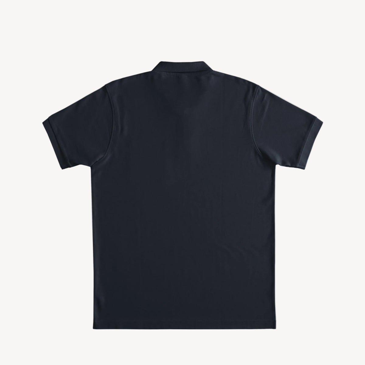 Collis Felixのネイビーのポロシャツを背面から撮影した商品画像。ロゴやプリントのないシンプルなデザイン。
