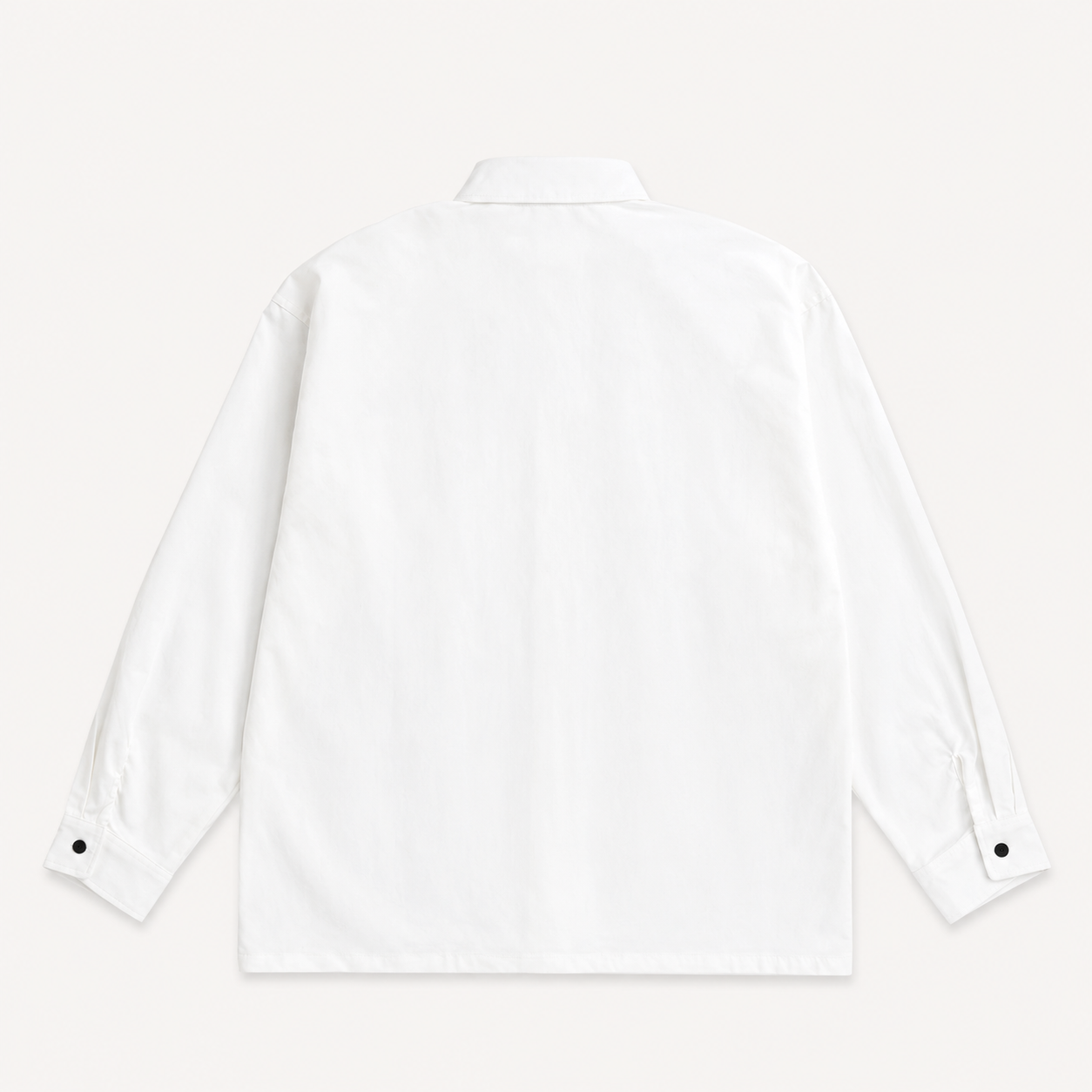 Collis Felixのホワイトのロングスリーブシャツを背面から撮影した商品画像。ロゴやプリントのないシンプルなデザイン。